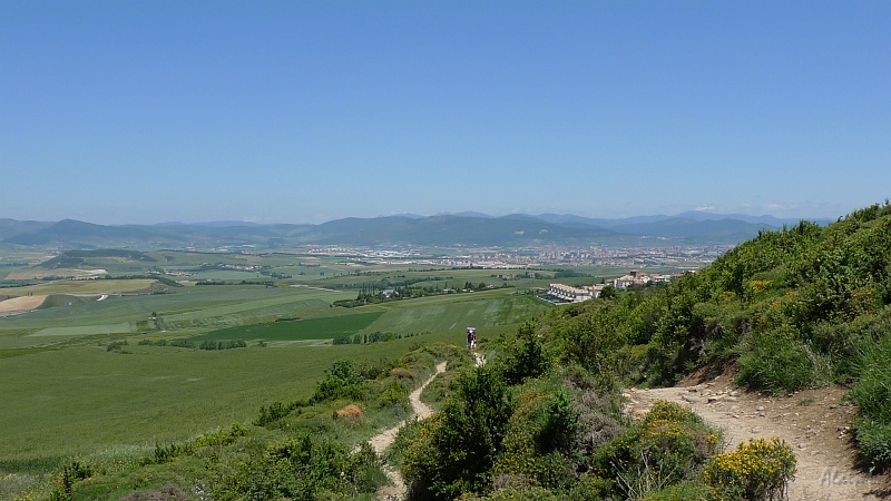 P1450027.JPG - Vue en direction du Nord-Est depuis l'Alto del Perdón : Pamplona au loin