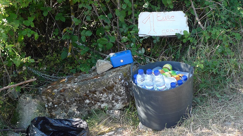 P1480010.JPG - Quelques boissons placées là par une âme charitable, mais qui n'oublie pas d'attacher la caisse avec une chaîne.