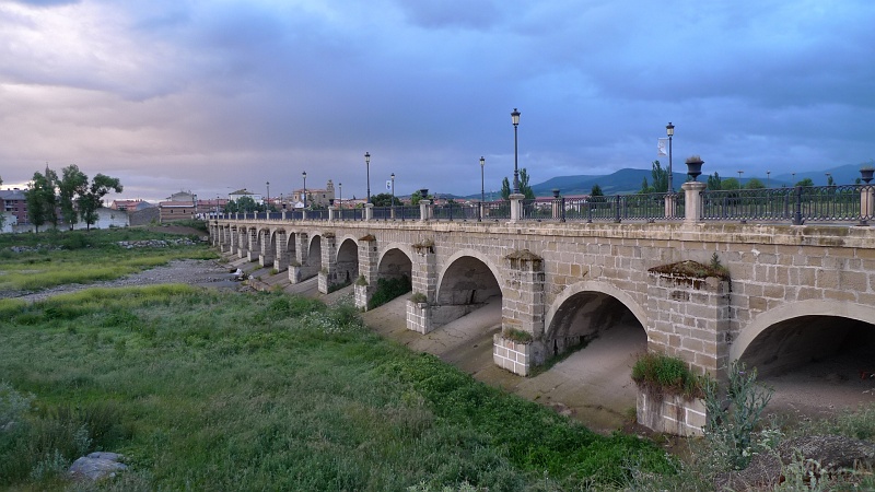 P1510001.JPG - A la sortie de Santo Domingo de la Calzada, le pont au-dessus de la rivière Oja a été construit par le saint lui-même