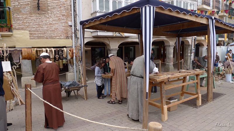 P1510010.JPG - Il y a fête au village. Ici des artisans oeuvrent sous le regard des enfants