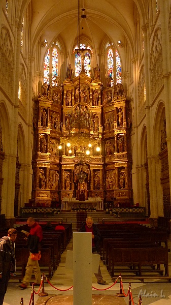 P1530041.JPG - Le retable de la cathédrale. Au premier plan, entouré de cordons, le tombeau du Cid