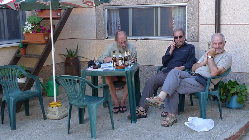 P1570018.JPG - A droite François. Il est en compagnie d'un québecois et d'un marseillais