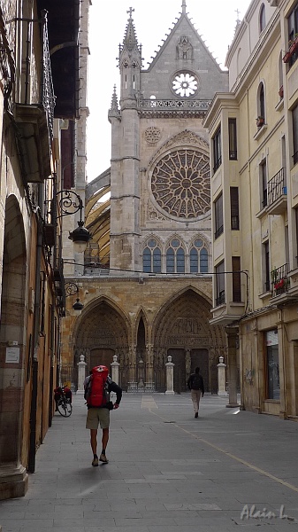 P1600003.JPG - Alain S. devant la cathédrale de León