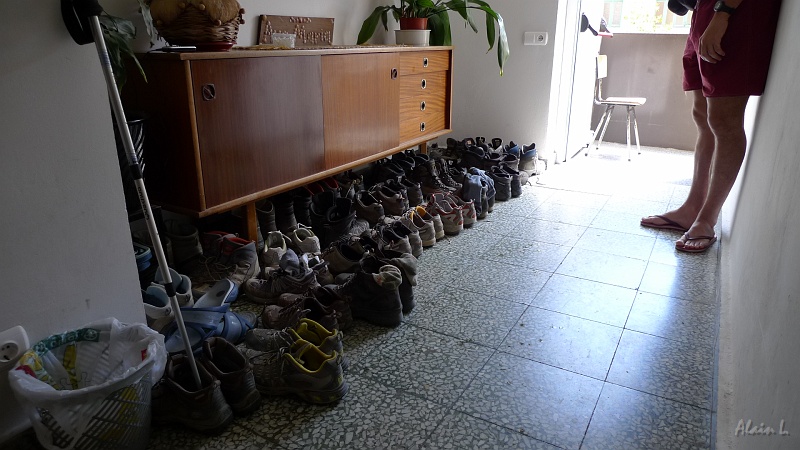 P1600028.JPG - Les chaussures des pèlerins