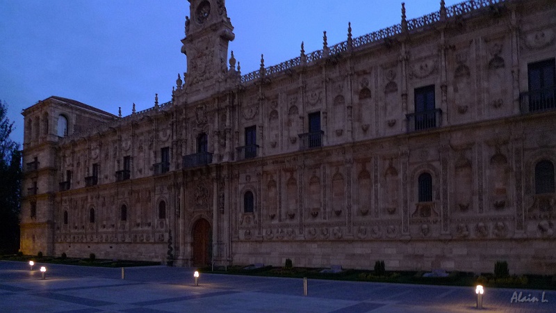 P1610001c.jpg - Façade du parador de San Marcos à León