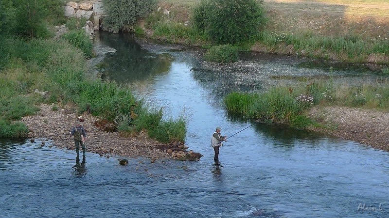 P1620005.JPG - Pécheurs dans le río Órbigo