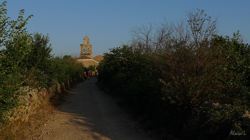 P1630005.JPG - Entrée de Santa Catalina de Somoza. Chemin bordé de murets