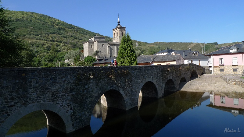 P1640029.JPG - Le pont qui enjambe le río Meruelo à Molinaseca