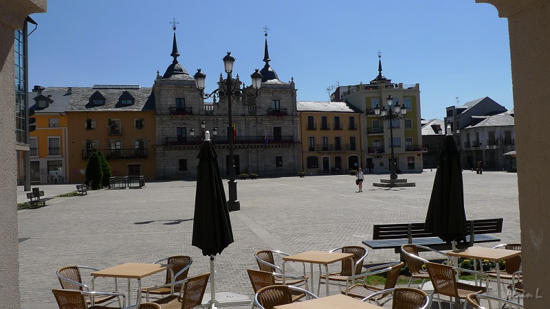 P1640033.JPG - Place déserte de Ponferrada en plein après-midi