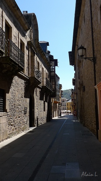 P1640034.JPG - Rue déserte de Ponferrada en plein après-midi