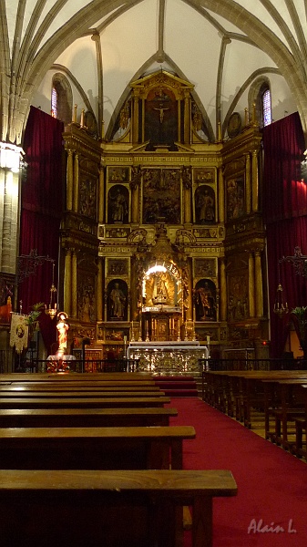 P1640037.JPG - Nef et retable de la basilique