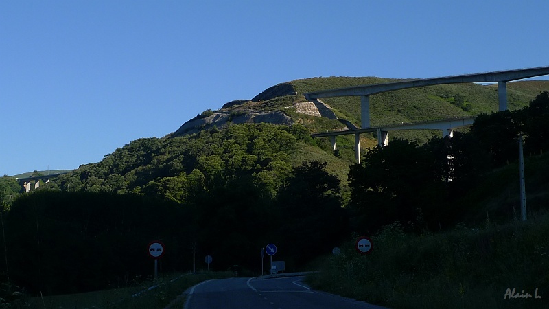 P1660001.JPG - Pistes d'autoroute dans la montagne