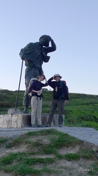 P1670001.JPG - Sara et moi posons auprès de notre frère pèlerin du Alto de San Roque