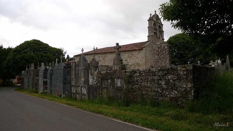 P1700013.JPG - Petite église entourée de son cimetière