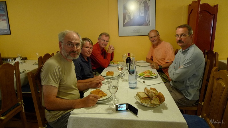 P1720021.JPG - La belle équipe se restaure : François, Charly, Jean-Paul et les deux Alain