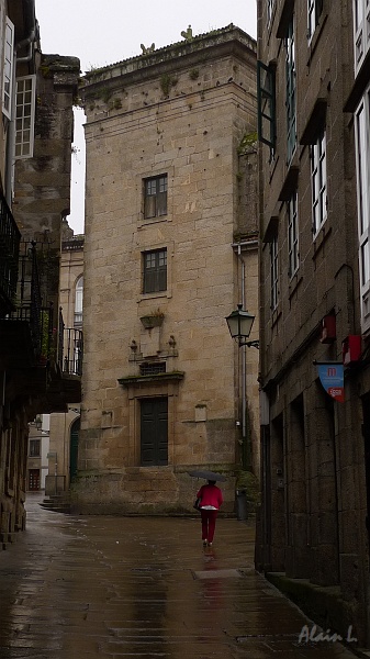 P1730014.JPG - Le Chemin pénètre dans la vieille ville de Santiago