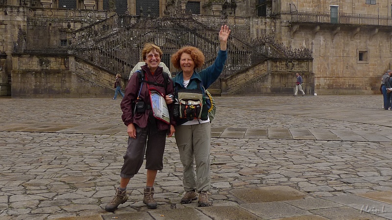 P1730027.JPG - Maria et Maïté dont l'appareil photo est tombé en panne de batterie à l'arrivée